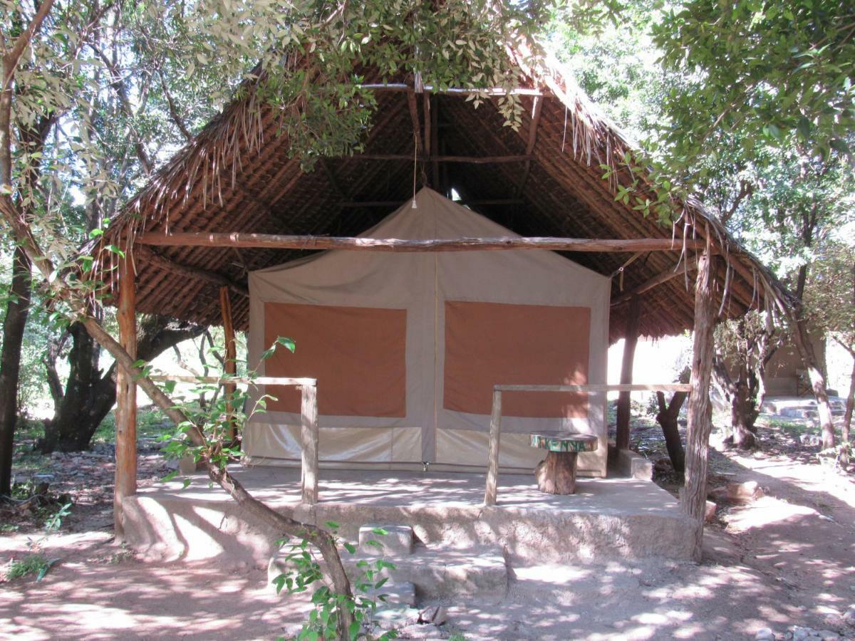 Hotel Enchoro Wildlife Camp Ololaimutiek Exterior foto